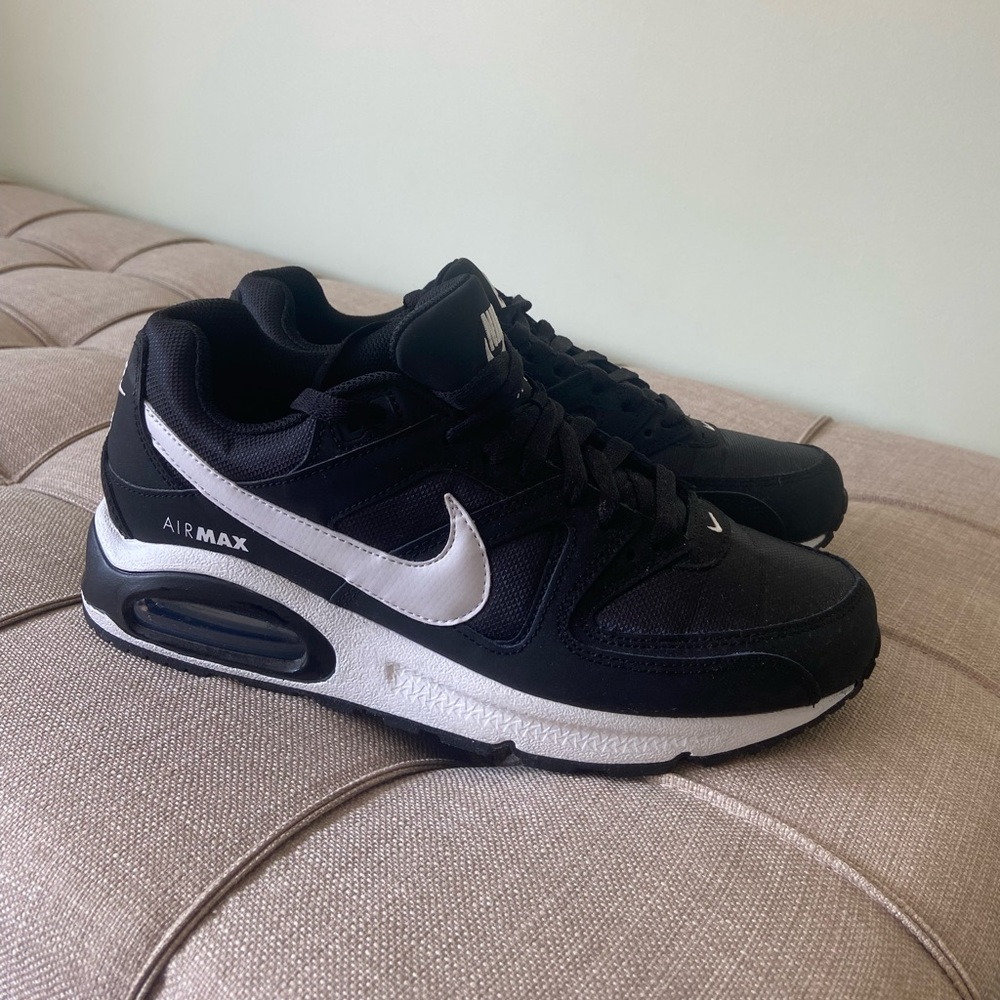 Womens Nike air max size 10. Only worn a couple times good condition.